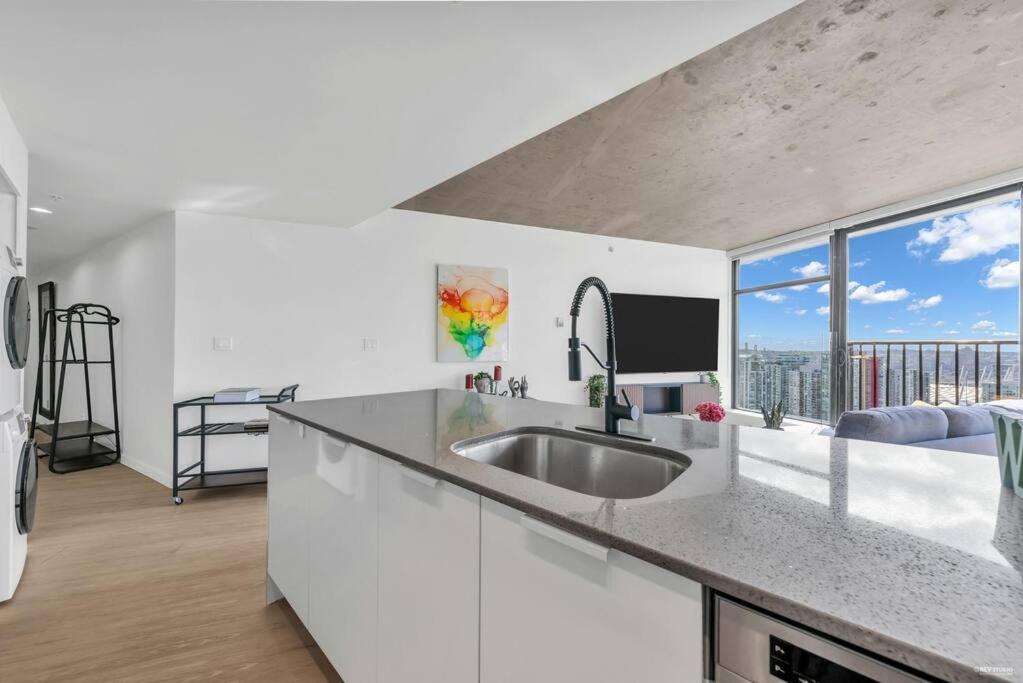 Skyview, 40Th Floor! 2Br Condo In Downtown וונקובר מראה חיצוני תמונה